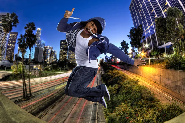 Hombre saltando en Los Angeles — Foto de Stock