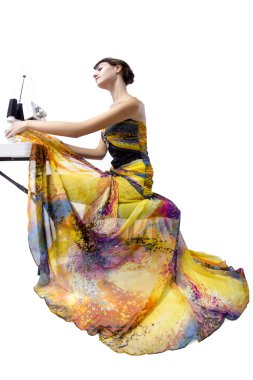 Dikiş dikiş makinesi ile kadın