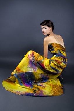 moda elbise giyen kadın