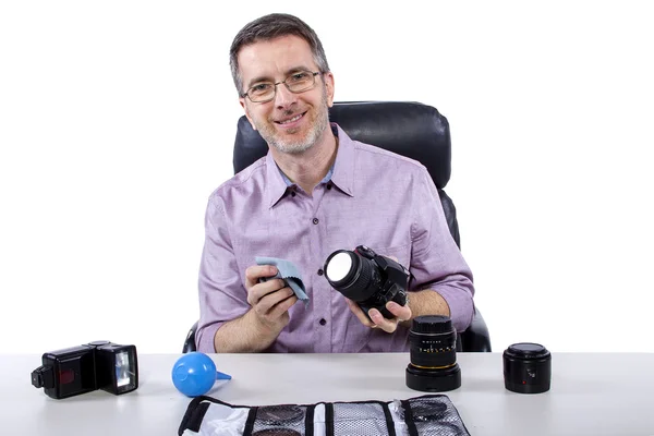 Fotografo professionista che mostra attrezzatura fotografica — Foto Stock