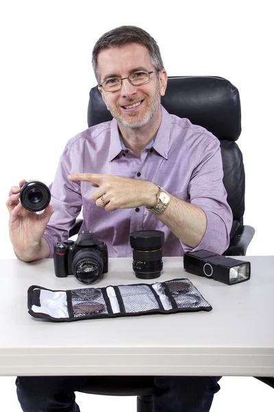 Fotografo professionista che mostra attrezzatura fotografica — Foto Stock