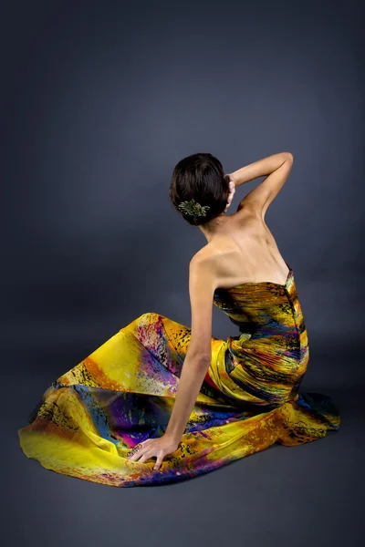 Vrouw dragen van modieuze jurk — Stockfoto
