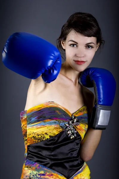 Femme en robe portant des gants de boxe — Photo