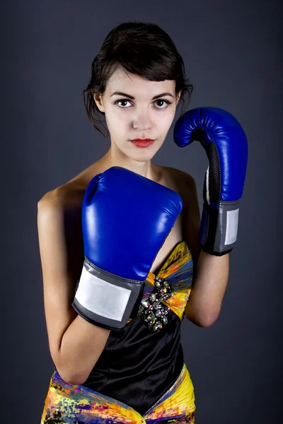 Kvinna i klänning klädd boxningshandskar — Stockfoto
