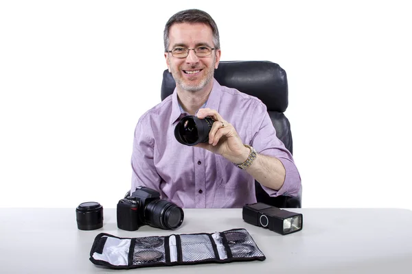 Fotografo professionista che mostra attrezzatura fotografica — Foto Stock