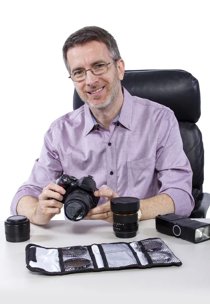 Fotógrafo profissional mostrando engrenagem da câmera — Fotografia de Stock