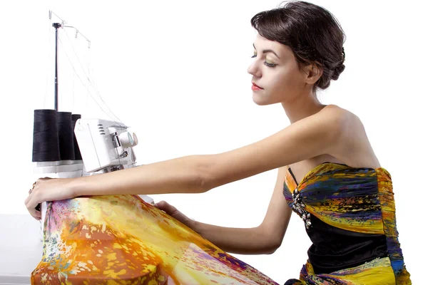 Женщина сшивает швейной машинкой — стоковое фото