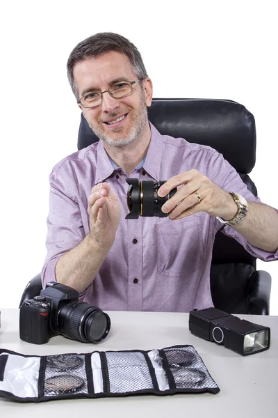 Fotógrafo profissional mostrando engrenagem da câmera — Fotografia de Stock