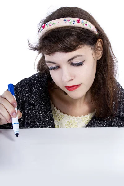 Kvinna med blå märkpenna att skriva Stockfoto