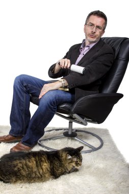 Adam temiz kapalı kedi kürk