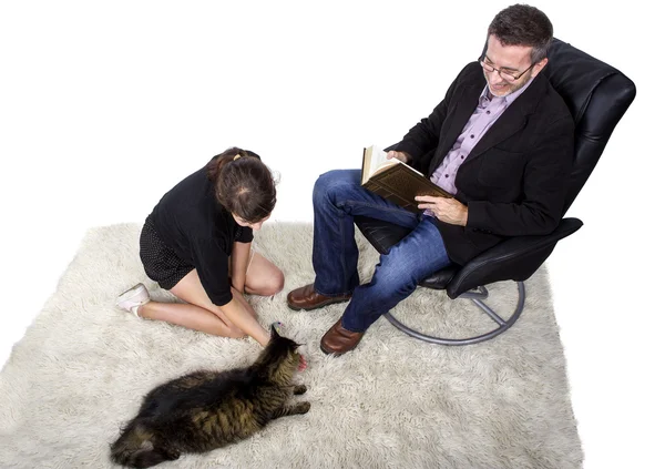 Far och dotter spelar med katt — Stockfoto