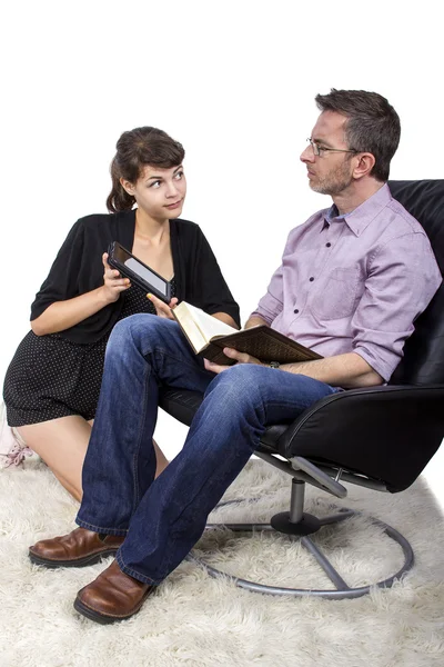 Hija con e-reader y padre con libro tradicional —  Fotos de Stock