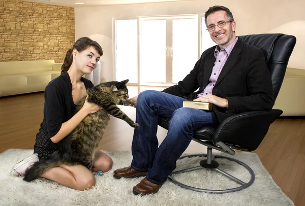 Family playing with cat at home — Stock Photo, Image