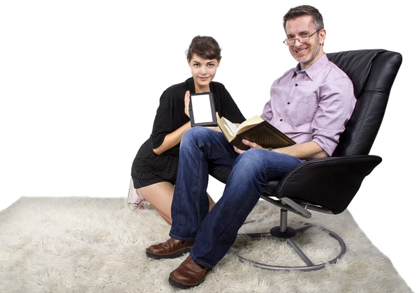 Vader en dochter thuis lezen — Stockfoto
