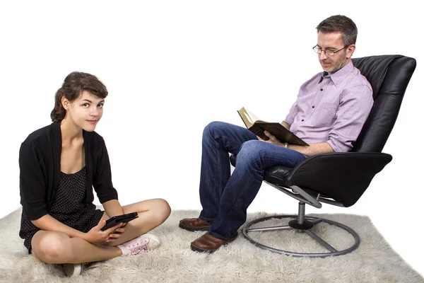 Father and daughter reading at home — Stock Photo, Image