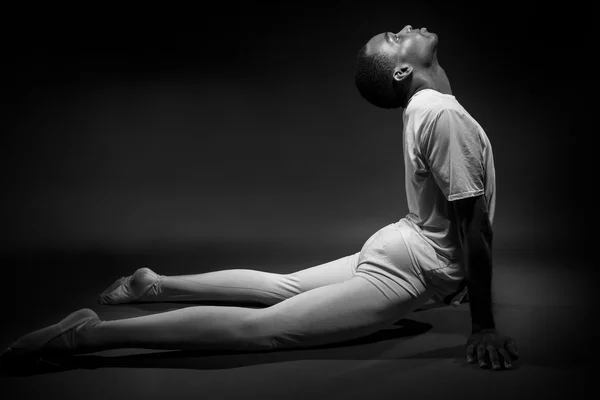 Ballet dancer warming up with stretches — Stock Photo, Image