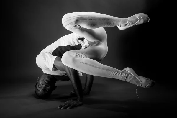 Ballet dancer warming up with stretches — Stock Photo, Image