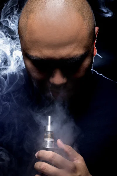 Man smoking electronic cigarette — Stock Photo, Image