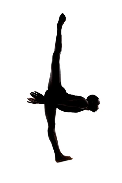 柔軟な男性ダンサーのポーズとバランス — ストック写真