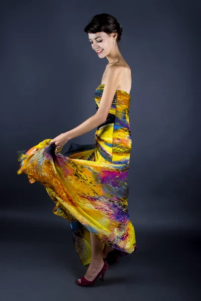 Kobieta macha kolorowe sukienki spódnica — Zdjęcie stockowe