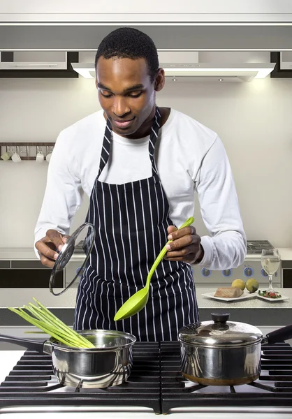 Chef de pie en delantal en la cocina del restaurante —  Fotos de Stock