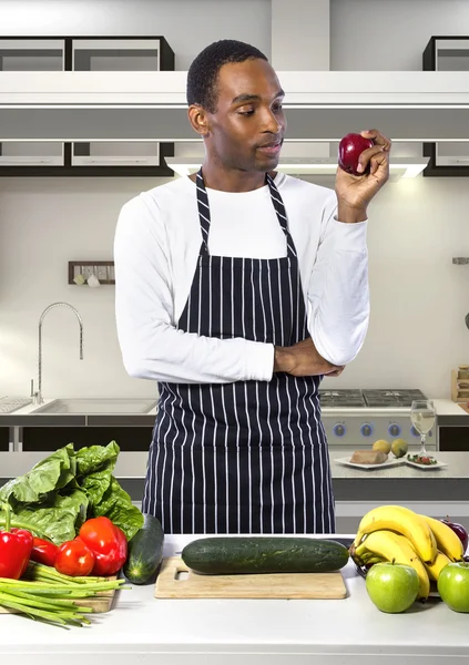 Chef debout dans tablier dans la cuisine du restaurant — Photo