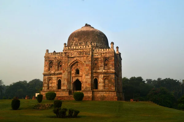 델리에 가든에 고고학적 기념물인 바드에는 햇살이 비춘다 — 스톡 사진