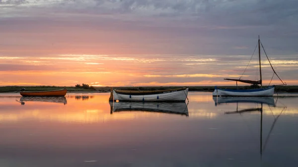 Beautiful Small Boats Peaceful Sunset Sea Water — Stock Photo, Image