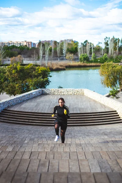 Atleta corredor corriendo por las escaleras. Mujer fitness jogging concepto de entrenamiento. — Foto de Stock