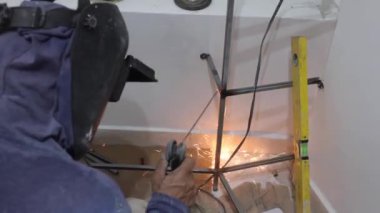 Tadilatta soyunma odasını kaynak yapan bir işçi.