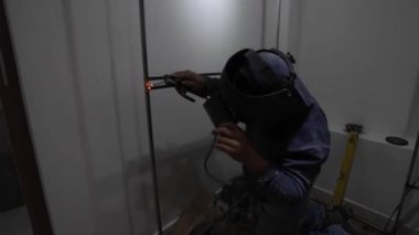 Tadilatta soyunma odasını kaynak yapan bir işçi.