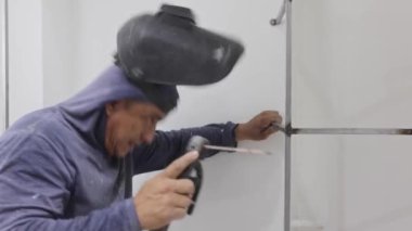 Tadilatta soyunma odasını kaynak yapan bir işçi.