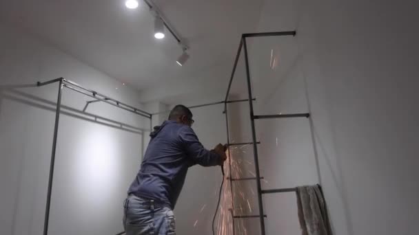 Kolumbijska metalowa stolarka polerująca metal w garderobie — Wideo stockowe