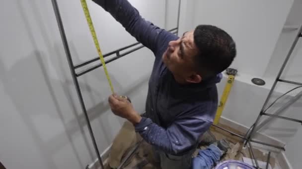 Trabajador metalúrgico colombiano preparando la estructura metálica durante el trabajo — Vídeos de Stock