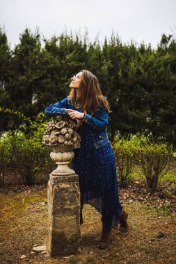 Mavi elbiseli ve kot ceketli, oldukça seksi, beyaz bir kadın.. 