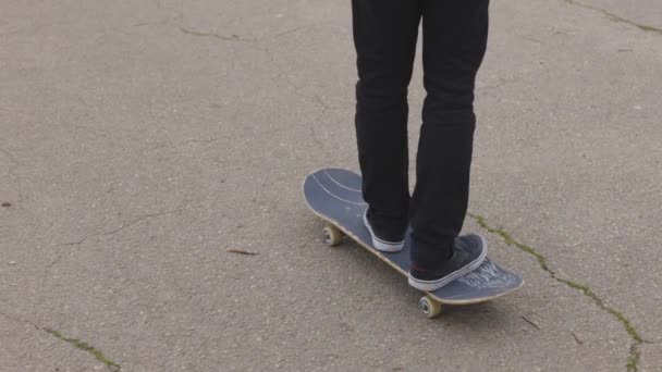 Mladý skateboarding na ulici ve žluté mikině a černé čepici — Stock video