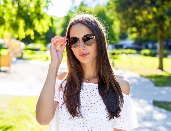 Menina morena bonita — Fotografia de Stock