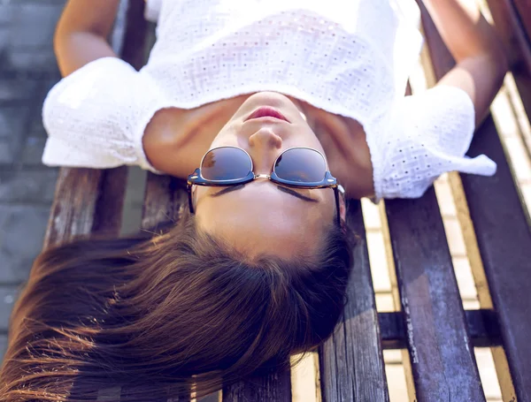 Mooie brunette meisje — Stockfoto