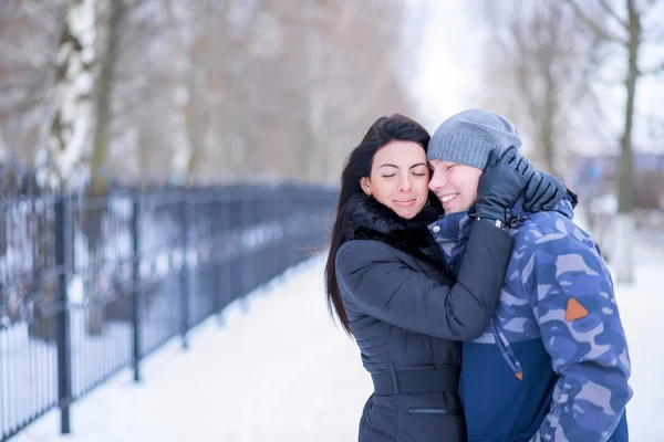 Piękna para dorosłych miłości, park zimą — Zdjęcie stockowe