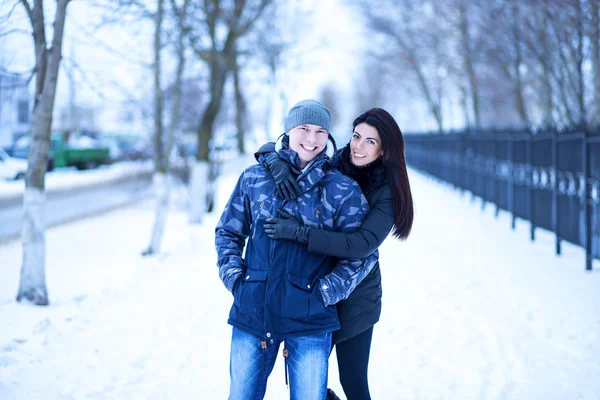 Beau couple adulte amour, parc en hiver — Photo