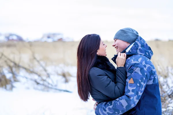 Beau couple adulte amour, parc en hiver — Photo