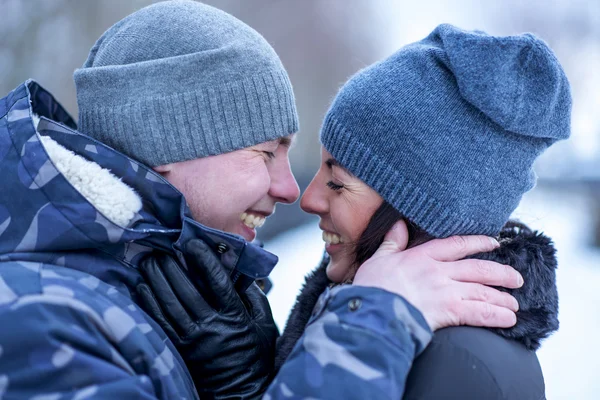 Legszebb felnőtt pár szerelem, park télen — Stock Fotó