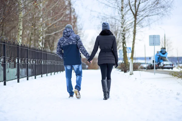 Hermosa pareja adulta amor, parque en invierno — Foto de Stock