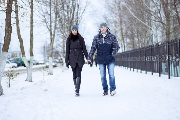 Piękna para dorosłych miłości, park zimą — Zdjęcie stockowe