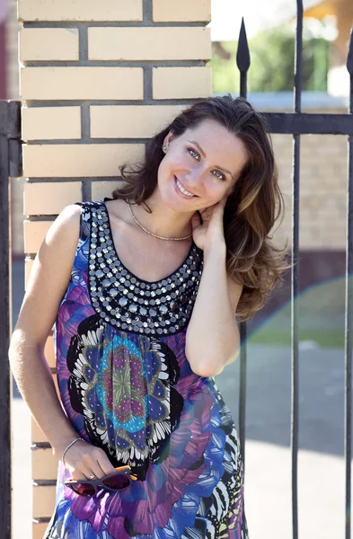 ゴーグル、幸せ、ファッション、明るい晴れた日にレンガの壁の近くに立っている美しい女性. — ストック写真