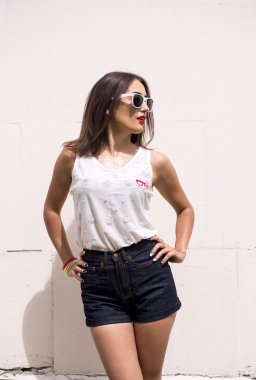 Yaz güneşli yaşam moda portre genç kız bir kadının önünde duran