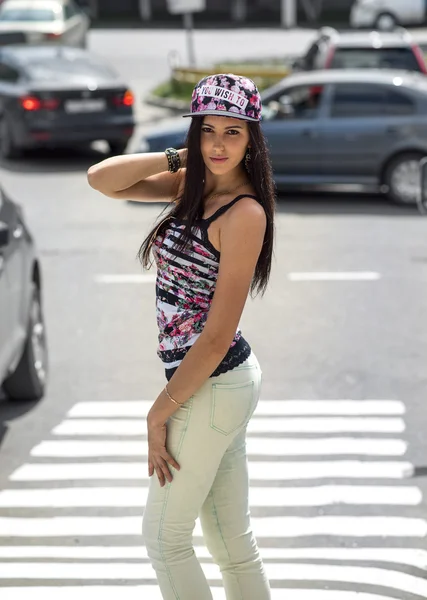 Hermosa chica en una gorra, estilo de moda juvenil posando la ciudad — Foto de Stock