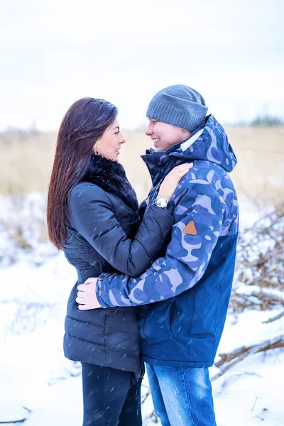 美丽的成人夫妻爱情，冬季公园 — 图库照片