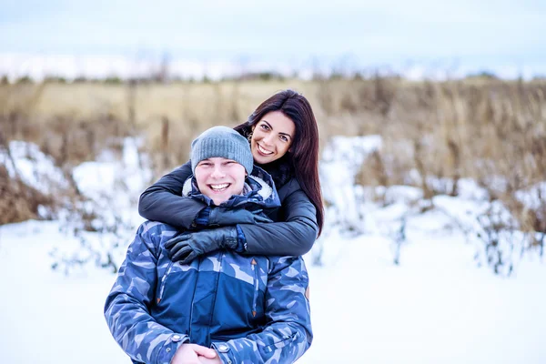 Belo casal adulto amor, parque no inverno — Fotografia de Stock