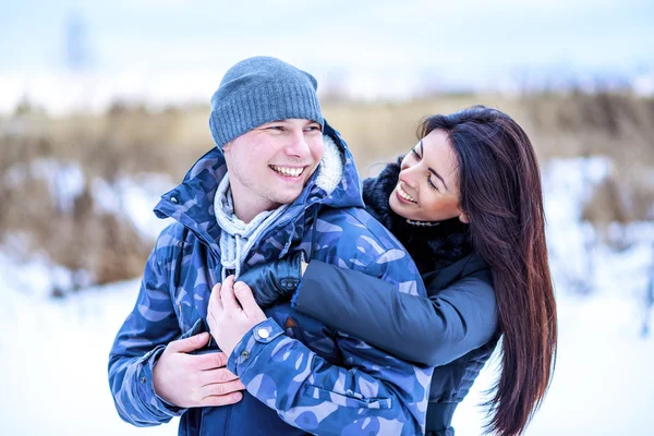 Hermosa pareja adulta amor, parque en invierno — Foto de Stock